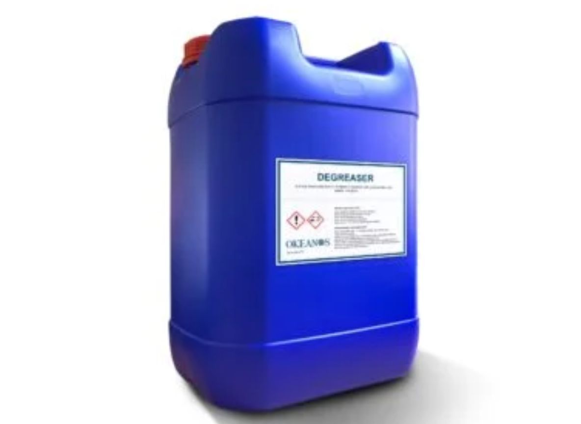 “Industrial degreaser chemical used for kitchen, HVAC, and cleaning applications in Dubai, UAE.”